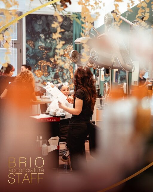 Da BrioStaff non vieni solo per un servizio.
Vieni per sentirti accolta, ascoltata e a tuo agio.
Qui il tempo rallenta, l’atmosfera è serena
e ogni gesto è pensato per farti stare bene.
Un po’ come sentirsi a casa… solo con qualche coccola in più ✨
Prenota ora il tuo momento di relax:
📞 Tel: 0376 381946
📍 Viale Italia, 3 – Mantova