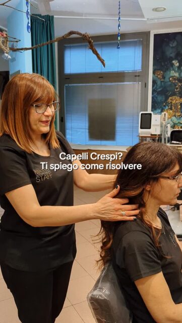 Basta sperare nel miracolo di una maschera! ✋
Se i tuoi capelli diventano crespi e gonfi appena metti piede fuori casa, il problema non è il balsamo, ma la struttura del capello che ha bisogno di cure specifiche.
In questo video ti sveliamo come i trattamenti alla cheratina (dalla laminazione alla nanoplastica) possono trasformare la tua chioma per mesi, rendendo la piega a casa un gioco da ragazzi! 💁♀️✨
👉Vieni a trovarci o contattaci:
📍 Viale Italia, 3 – Mantova
📞 0376 381946
✨ Scrivici per info o per prenotare il tuo prossimo trattamento