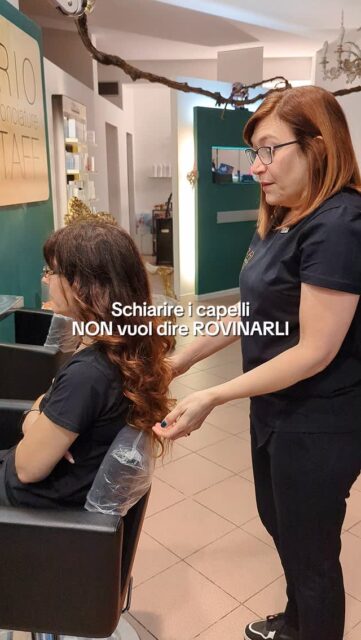 Sogni capelli più chiari ma hai paura di bruciarli? Sfatiamo un mito! 👱♀️
Non serve sempre il decolorante aggressivo. Oggi esistono i super schiarenti e agenti ristrutturanti già inseriti nei prodotti che permettono di ottenere splendidi riflessi rispettando la struttura, anche sui capelli lunghi. Puoi schiarire e ristrutturare contemporaneamente!
Che tonalità di biondo sogni per la tua chioma? Scrivilo qui sotto! 👇✨
👉Vieni a trovarci o contattaci:
📍 Viale Italia, 3 – Mantova
📞 0376 381946