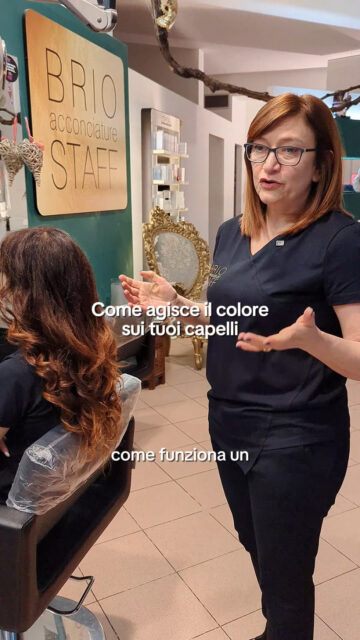 Ti sei mai chiesta cosa succede davvero ai tuoi capelli durante la tinta? 🤔 Non è solo "stendere il colore", è una vera reazione in tre fasi:
Fase Alcalina: I primi minuti servono ad aprire le squame per far penetrare il pigmento.
Deposito: Nei 15 minuti successivi, il colore si fissa all'interno della struttura.
Azione Cosmetica: La fase finale richiude le squame, fissa il pigmento e dona quella lucentezza specchio che ami tanto.
Vorresti cambiare look o mantenere il tuo colore sempre brillante? Scrivici in DM per una consulenza! 🎨✨
👉Vieni a trovarci o contattaci:
📍 Viale Italia, 3 – Mantova
📞 0376 381946