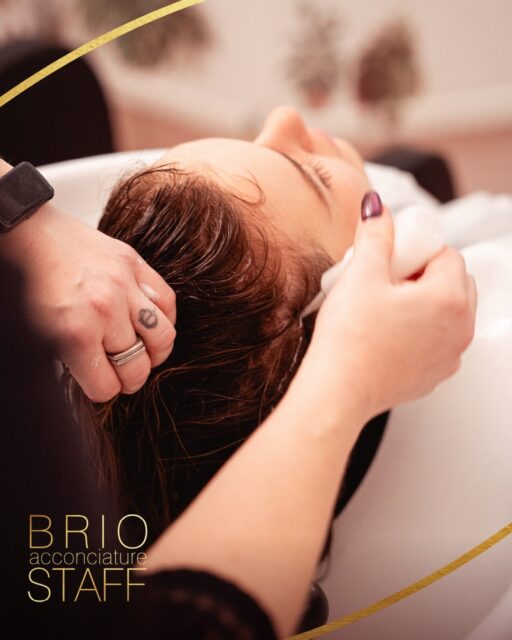 Un dolce momento di assoluta serenità. 💧💆‍♀️

La bellezza di ogni acconciatura inizia molto prima dello specchio. Nel comfort della nostra postazione, l'acqua calda incontra l'efficacia di texture preziose e un massaggio avvolgente alla cute. È una pausa di profondo benessere in cui le tensioni svaniscono e i capelli si preparano a risplendere di nuova vitalità.

Chiudi gli occhi e goditi il primo passo verso il tuo nuovo look. 🌿

📞 Tel: 0376 381946
📍 Viale Italia, 3 – Mantova

#RelaxCapelli #BenessereMantova #BrioStaffMantova #HairCareMantova #MomentoPerTe #SaloneMantova