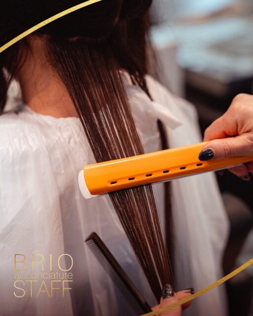 Precisione assoluta per una piega che incanta. 🔥✨

La magia di un look da sogno si nasconde nei dettagli e nei gesti sapienti dei nostri professionisti. Utilizziamo strumenti all'avanguardia che rispettano la salute del capello, dosando il calore su misura per sigillare le cuticole, eliminare l'effetto crespo e regalarti una lucentezza estrema o onde perfettamente definite.

Il tocco finale per una chioma impeccabile, che si fa ammirare. 💫

📞 Tel: 0376 381946
📍 Viale Italia, 3 – Mantova

#HairStylingMantova #PiegaPerfetta #BrioStaff #CuraDeiCapelli #HairTools #SaloneMantova #DettagliDiStile