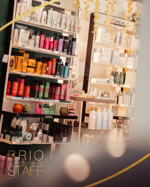 Il tocco dello stylist, ogni giorno tra le tue mani. 🧴

Non rinunciare a quella sensazione di capelli perfetti, come appena uscita dal salone. La nostra linea di prodotti professionali è formulata per nutrire, proteggere e illuminare la tua chioma anche a casa, trasformando il momento del lavaggio in un vero e proprio rituale di bellezza.

La tua routine su misura per una morbidezza che dura nel tempo. 🛁✨

📞 Tel: 0376 381946
📍 Viale Italia, 3 – Mantova

#HairRoutineMantova #ProdottiProfessionaliCapelli #CuraDeiCapelli #BrioStaff #SaloneMantova #HairCareRoutine #BellezzaACasa