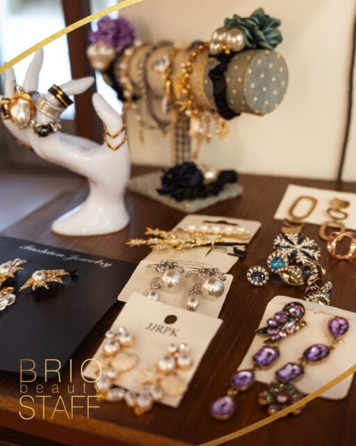 Un tocco di luce in più: la nostra selezione di gioielli ✨

La bellezza è fatta di dettagli. Oltre a prenderci cura dei tuoi capelli, da Brio Staff trovi una selezione esclusiva di gioielli ed eleganti bijoux, perfetti per completare il tuo look o per un'idea regalo speciale. 💎

Passa a curiosare tra le nostre vetrine la prossima volta che vieni a trovarci o mentre sei in posa con il colore: ti aiuteremo a scegliere l'accessorio giusto per far risaltare ancora di più il tuo stile e il tuo viso.

Ti aspettiamo! 💍

📞 Tel: 0376 381946
📍 Viale Italia, 3 – Mantova