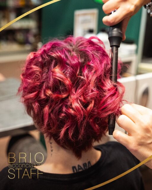 Ricci definiti e Colore 3D:

I capelli ricci necessitano di estrema idratazione e di un taglio strutturato per non svuotare le punte o creare l'effetto "a fungo".

Se ci abbiniamo un colore sfumato studiato per esaltare il movimento naturale della ciocca, il tuo riccio prenderà letteralmente vita. 🌀

📞 Tel: 0376 381946
📍 Viale Italia, 3 – Mantova